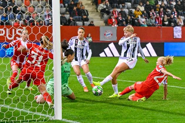 Great chance for Juventus in the last minute Paulina KRUMBIEGEL Juventus, 27 gets in front of Pernille HARDER FC Bayern München, FCB, 21 for the follow-up shot from left Giulia GWINN FC Bayern München, FCB, 7 Georgia STANWAY FC Bayern München, FCB, 31 Maria Luisa GROHS Goalkeeper, goalkeeper, FC Bayern München, FCB, 1 Viola CALLIGARIS Juventus, 25 Paulina KRUMBIEGEL Juventus, 27 Pernille HARDER FC Bayern München, FCB, 21 , 16 10 2025, Munich Germany , Football, UEFA Womens Champions League, League Phase 2 Matchday, FC Bayern München Juventus Turin xslx