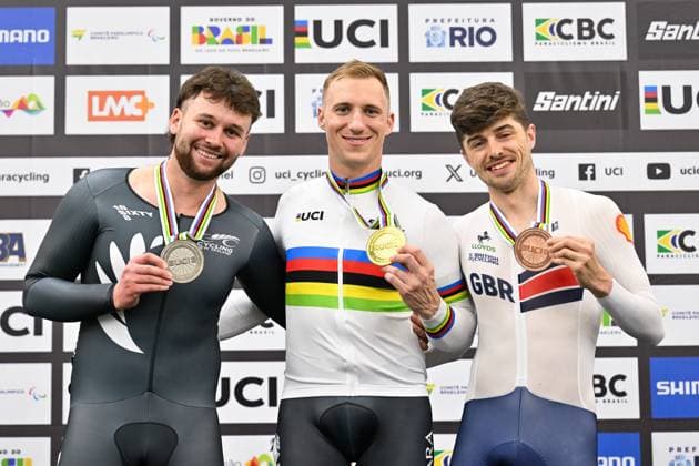 2025 UCI Para-Cycling Track World Championships Picture by Simon Wilkinson SWpix.com - 16 10 2025 - Cycling - 2025 UCI Para-Cycling Track World Championships - Rio Olympic Velodrome, Rio de Janeiro, Brazil - MC3 Sprint Podium - Korey Boddington (Australia) receiving the Gold Medal to become World Champion and Devon Briggs (New Zealand) receiving the Silver Medal and Finlay Graham (Great Britain) receiving the Bronze Medal Copyright: x xSWpix.comx(t axPhotographyxHubxLtd)xSimonxWilkinson SWpix.comx SWP-3030-9676