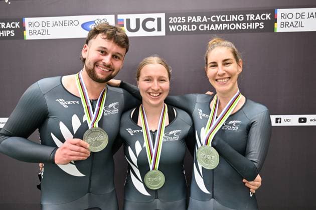 2025 UCI Para-Cycling Track World Championships Picture by Simon Wilkinson SWpix.com - 16 10 2025 - Cycling - 2025 UCI Para-Cycling Track World Championships - Rio Olympic Velodrome, Rio de Janeiro, Brazil - Podium - (L to R) Devon Briggs (New Zealand), Siobhan Terry (New Zealand), Nicole Murray (New Zealand) Copyright: x xSWpix.comx(t axPhotographyxHubxLtd)xSimonxWilkinson SWpix.comx SWP-3030-9678