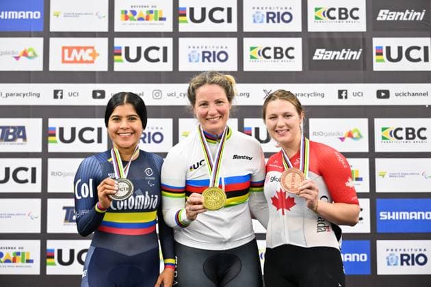 2025 UCI Para-Cycling Track World Championships Picture by Simon Wilkinson SWpix.com - 16 10 2025 - Cycling - 2025 UCI Para-Cycling Track World Championships - Rio Olympic Velodrome, Rio de Janeiro, Brazil - WC3 10 km Scratch Race Podium - Emily Petricola (Australia) receiving the Gold Medal to become World Champion with Daniela Paula Caballeros Perez (Colombia) receiving the Silver Medal and Mel Pemble (Canada) receiving the Bronze Medal Copyright: x xSWpix.comx(t axPhotographyxHubxLtd)xSimonxWilkinson SWpix.comx SWP-3030-9679