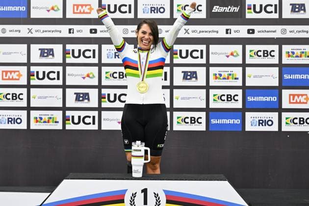 2025 UCI Para-Cycling Track World Championships Picture by Simon Wilkinson SWpix.com - 16 10 2025 - Cycling - 2025 UCI Para-Cycling Track World Championships - Rio Olympic Velodrome, Rio de Janeiro, Brazil - WC2 1 Km Time Trial Podium - Sabrina Custodia Da Silva (Brazil) receiving the Gold Medal to become World Champion Copyright: x xSWpix.comx(t axPhotographyxHubxLtd)xSimonxWilkinson SWpix.comx SWP-3030-9683