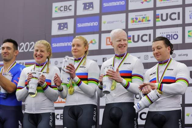 2025 UCI Para-Cycling Track World Championships Picture by Alex Whitehead SWpix.com - 16 10 2025 - Cycling - 2025 UCI Para-Cycling Track World Championships - Rio Olympic Velodrome, Rio de Janeiro, Brazil - Mixed 750 m Tandem Team Sprint Podium - Jessica Gallagher (Australia) piloted by Jacqui Mengler-Mohr (Australia) and Kane Perris (Australia) piloted by Luke Zaccaria (Australia) receiving the Gold Medal to become World Champion Copyright: x xSWpix.comx(t axPhotographyxHubxLtd)xAlexxWhitehead SWpix.comx SWP-3030-9688
