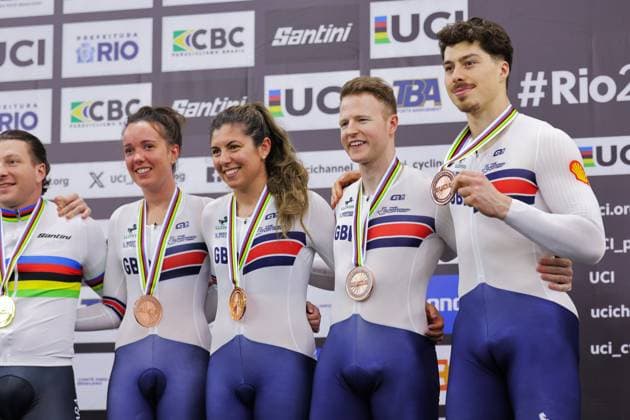 2025 UCI Para-Cycling Track World Championships Picture by Alex Whitehead SWpix.com - 16 10 2025 - Cycling - 2025 UCI Para-Cycling Track World Championships - Rio Olympic Velodrome, Rio de Janeiro, Brazil - Mixed 750 m Tandem Team Sprint Podium - Elizabeth Jordan (Great Britain) piloted by Danielle Khan (Great Britain) and James Ball (Great Britain) piloted by Steffan Lloyd (Great Britain) receiving the Bronze Medal Copyright: x xSWpix.comx(t axPhotographyxHubxLtd)xAlexxWhitehead SWpix.comx SWP-3030-9689