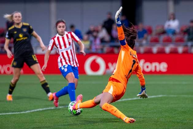 October 16, 2025, Alcala De Henares, Madrid, Spain: LOLA GALLARDO of Club Atlo tico de Madrid SAD Femenino in action during the UEFA Women s Champions League soccer match between ATLETICO DE MADRID WOMENS - Manchester United, ManU WOMENS, held on October 16, 2025, at the AlcaloÂ¡ de Henares Sports Center in Madrid, Spain. Alcala De Henares Spain - ZUMAc312 20251016_zsp_c312_046 Copyright: xOscarxManuelxSanchezx