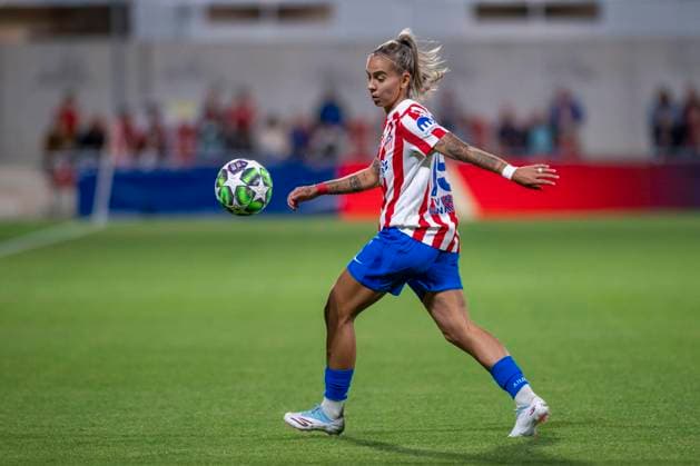 October 16, 2025, Alcala De Henares, Madrid, Spain: MACARENA PORTALES of Club Atlo tico de Madrid SAD Femenino controls the ball during the UEFA Women s Champions League soccer match between ATLETICO DE MADRID WOMENS - Manchester United, ManU WOMENS, held on October 16, 2025, at the AlcaloÂ¡ de Henares Sports Center in Madrid, Spain. Alcala De Henares Spain - ZUMAc312 20251016_zsp_c312_102 Copyright: xOscarxManuelxSanchezx