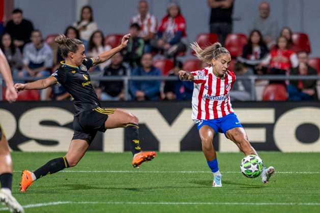 October 16, 2025, Alcala De Henares, Madrid, Spain: MACARENA PORTALES of Club Atlo tico de Madrid SAD Femenino pases the ball during the UEFA Women s Champions League soccer match between ATLETICO DE MADRID WOMENS - Manchester United, ManU WOMENS, held on October 16, 2025, at the AlcaloÂ¡ de Henares Sports Center in Madrid, Spain. Alcala De Henares Spain - ZUMAc312 20251016_zsp_c312_149 Copyright: xOscarxManuelxSanchezx