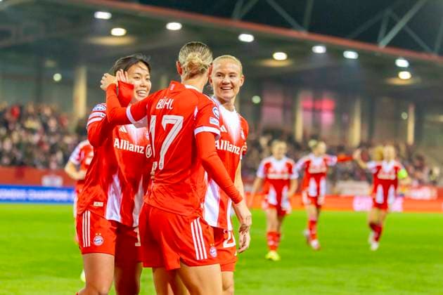 Munich, Germany 04 November 2024 CL Women 2025 2026 FC Bayern Munich vs Juventus Turin In the picture in the grapevine Goalscorer Pernille Harder FCB celebrates after her goal for 1 0 with Klara Bühl Buehl FCB and Momoko Tanikawa FCB FC Bayern Campus Bayern Copyright: xFotostandx xSchäferx