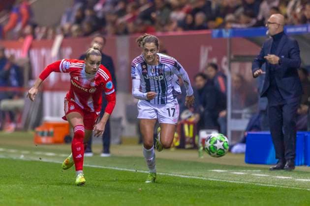 Munich, Germany 04 November 2024 CL Women 2025 2026 FC Bayern Munich vs Juventus Turin In the picture from left in the duel Giulia Gwinn FCB and Emma Godo Turin FC Bayern Campus Bayern Copyright: xFotostandx xSchäferx
