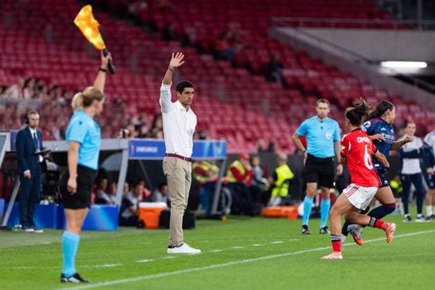 SL Benfica Vs Arsenal in Lisboa - 16 Oct 2025 Baptista Ivan, head coach of SL Benfica seen during the UEFA Women s Champions League match between SL Benfica and Arsenal at Estádio da Luz. Final Score; SL Benfica 0 : 2 Arsenal Lisboa Portugal Copyright: xDavidexPuglisix xSOPAxImagesx dp_slb_arsnl-11