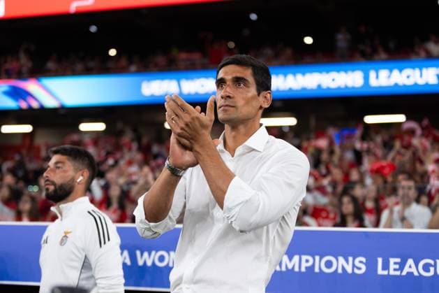 SL Benfica Vs Arsenal in Lisboa - 16 Oct 2025 Ivan Baptista, head coach of SL Benfica seen during the UEFA Women s Champions League match between SL Benfica and Arsenal at Estádio da Luz. Final Score; SL Benfica 0 : 2 Arsenal Lisboa Portugal Copyright: xDavidexPuglisix xSOPAxImagesx dp_slb_arsnl-34