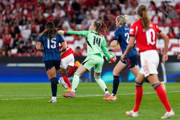 SL Benfica Vs Arsenal in Lisboa - 16 Oct 2025 Daphne van Domselaar of Arsenal in action during the UEFA Women s Champions League match between SL Benfica and Arsenal at Estádio da Luz. Final Score; SL Benfica 0 : 2 Arsenal Lisboa Portugal Copyright: xDavidexPuglisix xSOPAxImagesx dp_slb_arsnl-52
