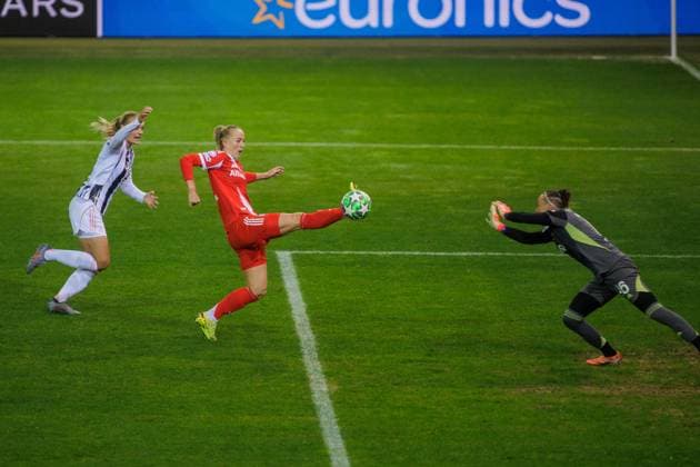 Bayerns 11 Lea SCHUELLER SCHÜLLER scores to make it 2 1, between Turins 5 HARVIKEN and 16 goalkeeper PEYRAUD MAGIN Womens football Muenchen Turin 2 1 Womens soccer Champions League, FC Bayern Munich Juventus Turin, matchday 2, 2025 2026 season, on 16 10 2025 in Munich, F C B A Y E R N C A M P U S, Germany Source Copyright Credit Oryk HAIST xFRAUENFUSSBALL-BAYERN-TURINx