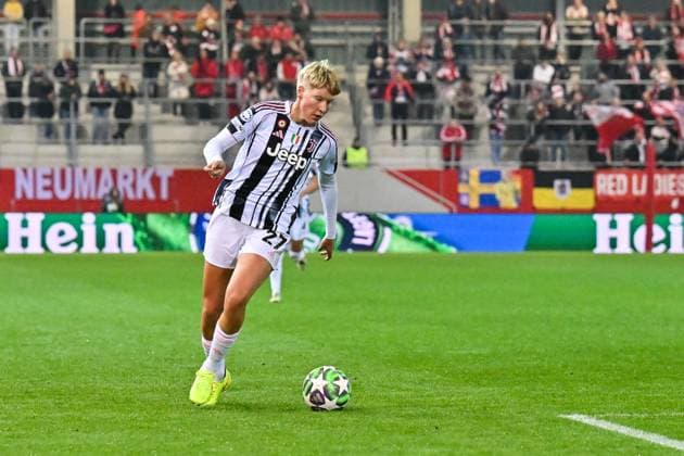 MUNICH, GERMANY - OCTOBER 16: with ball Paulina KRUMBIEGEL (Juventus Turin 27) during the UWCL match between FC Bayern Munich vs. Juventus FC on matchday 2 at FC Bayern Campus on October 16, 2025 in Munich, Germany Deutschland Copyright: xBEAUTIFULxSPORTS Goldbergx