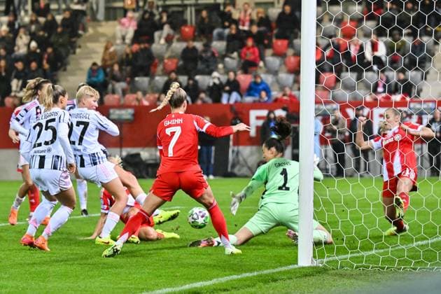 MUNICH, GERMANY - OCTOBER 16: in the stoppage time Maria-Luisa GROHS (FC Bayern Munich 1) saves a shot from Paulina KRUMBIEGEL (Juventus Turin 27) during the UWCL match between FC Bayern Munich vs. Juventus FC on matchday 2 at FC Bayern Campus on October 16, 2025 in Munich, Germany Deutschland Copyright: xBEAUTIFULxSPORTS Goldbergx