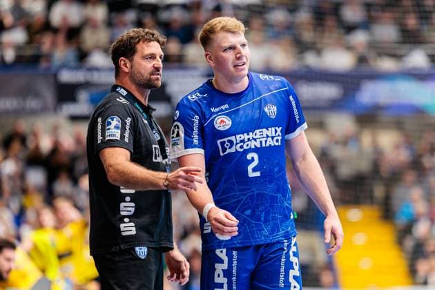 f l Florian Kehrmann TBV Lemgo Lippe, Coach , Lukas Hutecek TBV Lemgo Lippe, 02 GER, TBV Lemgo Lippe vs Rhein Neckar Loewen, Handball, 1 Bundesliga, Matchday 9, Season 2025 2026, 16 10 2025 GER, TBV Lemgo Lippe vs Rhein Neckar Loewen, Handball, 1 Bundesliga, Matchday 9, Season 2025 2026, 16 10 2025 Lemgo Copyright: xEibner-Pressefoto JanxRollingerx EP_JSK