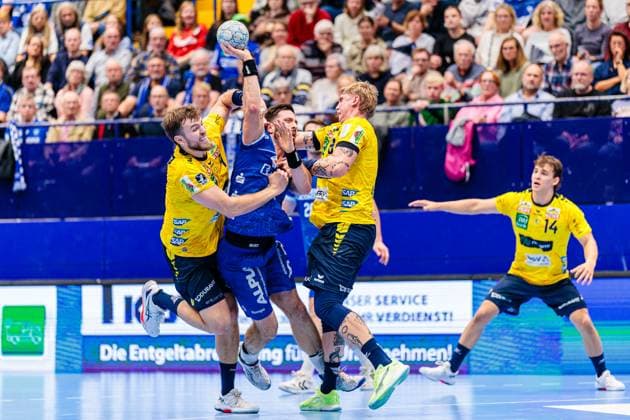 f l Steven Plucnar Jacobsen Rhein Neckar Loewen, 09 , Tim Suton TBV Lemgo Lippe, 23 , Edwin Aspenbaeck Rhein Neckar Loewen, 78 GER, TBV Lemgo Lippe vs Rhein Neckar Loewen, Handball, 1 Bundesliga, Matchday 9, Season 2025 2026, 16 10 2025 GER, TBV Lemgo Lippe vs Rhein Neckar Loewen, Handball, 1 Bundesliga, Matchday 9, Season 2025 2026, 16 10 2025 Lemgo Copyright: xEibner-Pressefoto JanxRollingerx EP_JSK