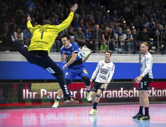 DAIKIN HBL HANDBALL MEN 1 BL 9 GAME DAY THSV EISENACH SG FLENSBURG HANDEWITT FOR EDITORIAL PURPOSES ONLY p 16 10 2025 Eisenach DAIKIN HBL Handball 1 Bundesliga Men Season 2025 2026 9 Matchday Werner Assmann Halle ThSV Eisenach SG Flensburg Handewitt in photo Moritz Ende 21 ThSV Eisenach in duel with goalkeeper Benjamin BuriÄ‡ 1 SG Flensburg Handewitt Germany Thuringia Eisenach Copyright SaschaxFromm Copyright: SaschaxFromm doc82us1aqad9w3fdecgox ,EDITORIAL USE ONLY Copyright: SaschaxFromm