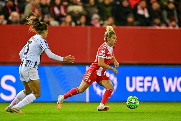 v li Estela CARBONELL Juventus, 3 Linda DALLMANN FC Bayern Munich, FCB, 10 in duel, duel, tackle, dynamic, action, action, 16 10 2025, Munich Germany , Football, UEFA Womens Champions League, League Phase 2 Matchday, FC Bayern Munich Juventus Turin xslx
