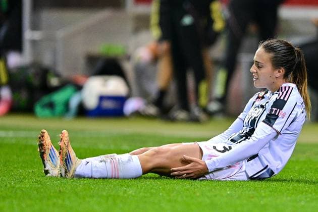 Estela CARBONELL Juventus, 3 disappointed on the ground after the end of the match, looking disappointed, disappointment, frustration, disappointed, pessimistic, cropped, full body, single image, action, action, 16 10 2025, Munich Germany , Football, UEFA Womens Champions League, League Phase 2 Matchday, FC Bayern München Juventus Turin xslx
