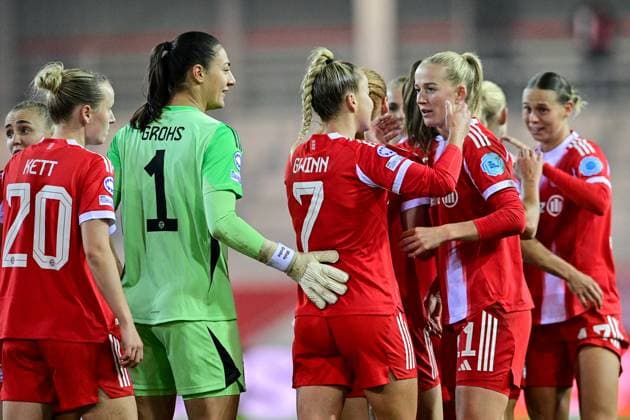 FC Bayern players with final cheer, joy, friendly, happy, beaming, optimistic, 16 10 2025, Munich Germany , Football, UEFA Womens Champions League, League Phase 2 Matchday, FC Bayern München Juventus Turin xslx