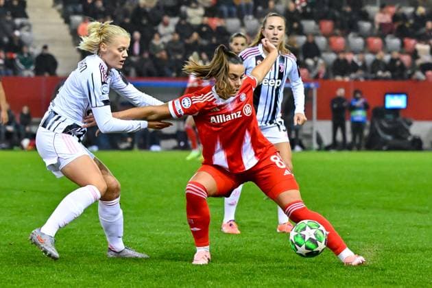 from left Mathilde HARVIKEN Juventus, 5 Lena OBERDORF FC Bayern München, FCB, 8 in duel, duel, tackle, dynamic, action, action, 16 10 2025, Munich Germany , Football, UEFA Womens Champions League, League Phase 2 Matchday, FC Bayern München Juventus Turin xslx
