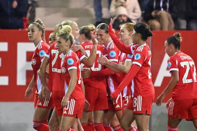 collective goal celebration around Pernile HARDER FCB after goal to 1 0, cheering,joy,enthusiasm,action, Giulia GWINN FCB ,Linda DALLMANN FCB ,Stine BALLISAGER FCB ,Momoko TANIKAWA FCB ,Arianna CARUSO FCB , FC Bayern Muenchen Juventus Turin 2 1 Womens Champions League on 16 10 2025 FC BAYERN CAMPUS