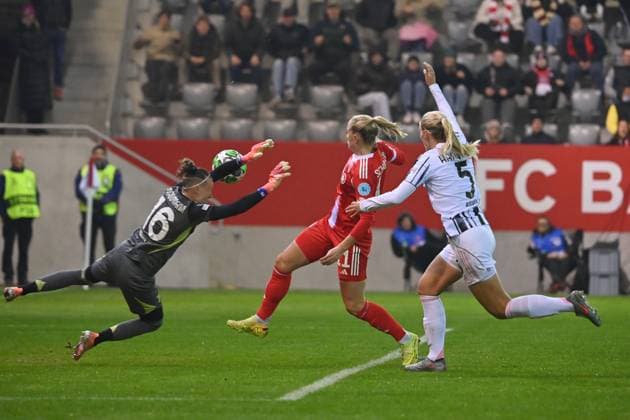 Goal Lea SCHUELLER FCB to 2 1, action, duel against Mathilde HARVIKEN Turin and goalkeeper Pauline Peyrau Maginin Turin, penalty area scene FC Bayern Muenchen Juventus Turin 2 1 Womens Champions League on 16 10 2025 FC BAYERN CAMPUS