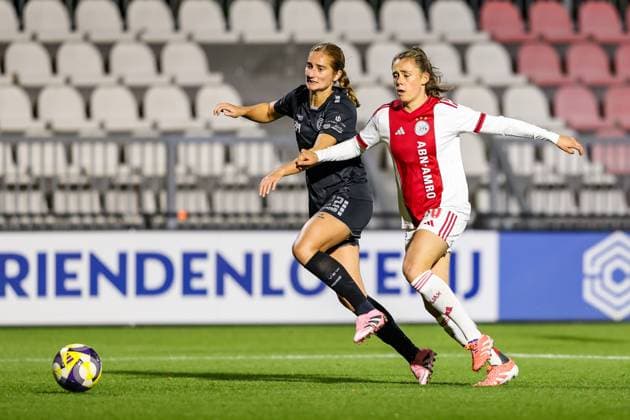 Amsterdam, Netherlands, October 16th 2025: Joelle Smits (10 Ajax) battles for possession with Morgane Nicoli (22 GC Frauenfussball) during the UEFA Womens Europa Cup 2025 26 Second Qualifying Round game between Ajax and GC Frauenfussball at Sportcomplex De Toekomst in Amsterdam, the Netherlands. (Leiting Gao SPP) Copyright: xLeitingxGaox xSPPx Sportspressphoto_SPR43566