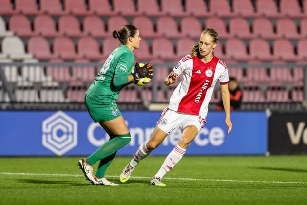Amsterdam, Netherlands, October 16th 2025: Jade van Hensbergen (12 Ajax) runs towards Goalkeeper Lauren Kozal (99 GC Frauenfussball) during the UEFA Womens Europa Cup 2025 26 Second Qualifying Round game between Ajax and GC Frauenfussball at Sportcomplex De Toekomst in Amsterdam, the Netherlands. (Leiting Gao SPP) Copyright: xLeitingxGaox xSPPx Sportspressphoto_SPR43569