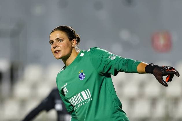 Amsterdam, Netherlands, October 16th 2025: Goalkeeper Lauren Kozal (99 GC Frauenfussball) points during the UEFA Womens Europa Cup 2025 26 Second Qualifying Round game between Ajax and GC Frauenfussball at Sportcomplex De Toekomst in Amsterdam, the Netherlands. (Leiting Gao SPP) Copyright: xLeitingxGaox xSPPx spp-en-LeGaSp-LeitingGao202510166906