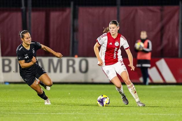Amsterdam, Netherlands, October 16th 2025: Renee van Asten (5 Ajax) runs with the ball during the UEFA Womens Europa Cup 2025 26 Second Qualifying Round game between Ajax and GC Frauenfussball at Sportcomplex De Toekomst in Amsterdam, the Netherlands. (Leiting Gao SPP) Copyright: xLeitingxGaox xSPPx spp-en-LeGaSp-LeitingGao202510167137
