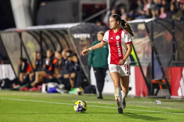 Amsterdam, Netherlands, October 16th 2025: Mirte van Koppen (19 Ajax) runs with the ball during the UEFA Womens Europa Cup 2025 26 Second Qualifying Round game between Ajax and GC Frauenfussball at Sportcomplex De Toekomst in Amsterdam, the Netherlands. (Leiting Gao SPP) Copyright: xLeitingxGaox xSPPx spp-en-LeGaSp-LeitingGao202510167229