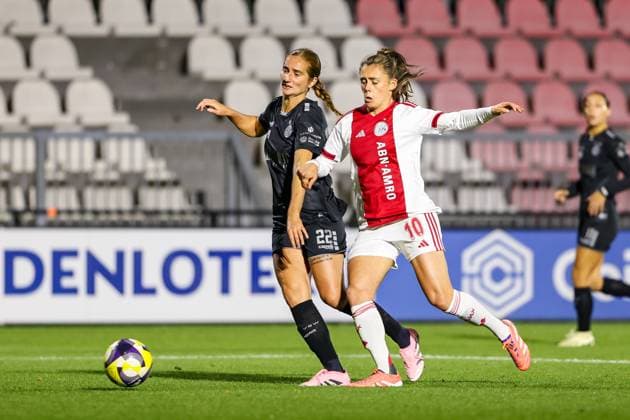 Amsterdam, Netherlands, October 16th 2025: Joelle Smits (10 Ajax) battles for possession with Morgane Nicoli (22 GC Frauenfussball) during the UEFA Womens Europa Cup 2025 26 Second Qualifying Round game between Ajax and GC Frauenfussball at Sportcomplex De Toekomst in Amsterdam, the Netherlands. (Leiting Gao SPP) Copyright: xLeitingxGaox xSPPx spp-en-LeGaSp-LeitingGao202510167309
