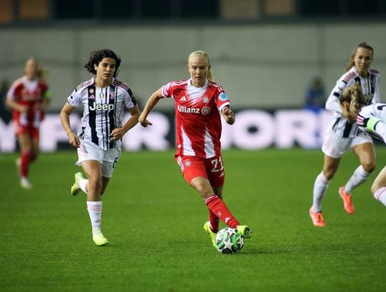 Football, Women, Womens Champions League, Matchday 2, Season 2025 2026, FC Bayern Munich Juventus Turin, Campus Pernille Harder FC Bayern Munich with ball in attack