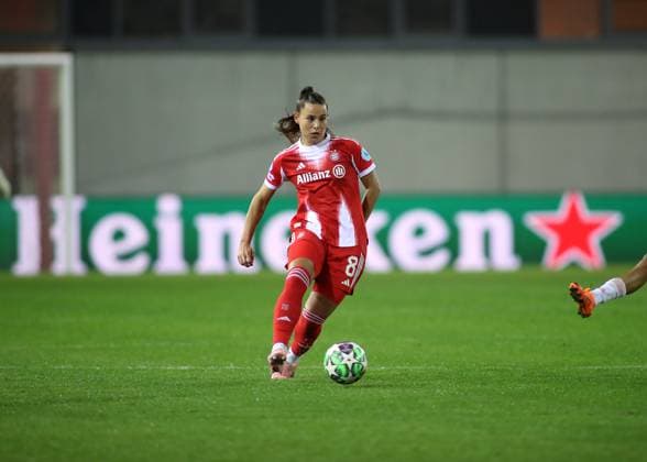 Football, Women, Womens Champions League, Matchday 2, 2025 2026 season, FC Bayern Munich Juventus Turin, Campus Lena Oberdorf FC Bayern Munich plays a ball