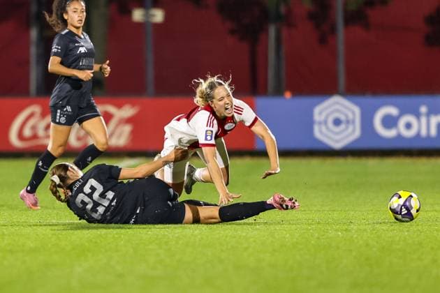 Amsterdam, Netherlands, October 16th 2025: Morgane Nicoli (22 GC Frauenfussball) tackles Daniqua Tolhoek (9 Ajax) during the UEFA Womens Europa Cup 2025 26 Second Qualifying Round game between Ajax and GC Frauenfussball at Sportcomplex De Toekomst in Amsterdam, the Netherlands. (Leiting Gao SPP) Copyright: xLeitingxGaox xSPPx Sportspressphoto_SPR43582