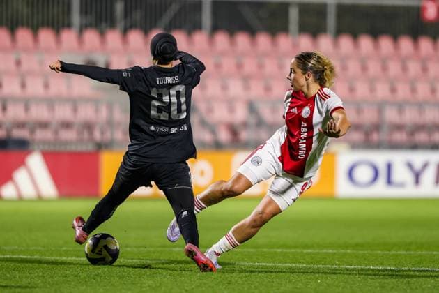 Amsterdam, Netherlands, October 16th 2025: Imane Touriss (20 GC Frauenfussball) blocks a shot by Daniqua Tolhoek (9 Ajax) during the UEFA Womens Europa Cup 2025 26 Second Qualifying Round game between Ajax and GC Frauenfussball at Sportcomplex De Toekomst in Amsterdam, the Netherlands. (Leiting Gao SPP) Copyright: xLeitingxGaox xSPPx Sportspressphoto_SPR43586