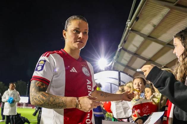 Amsterdam, Netherlands, October 16th 2025: Sherida Spitse (8 Ajax) meets fans and supporters after winning the UEFA Womens Europa Cup 2025 26 Second Qualifying Round game between Ajax and GC Frauenfussball at Sportcomplex De Toekomst in Amsterdam, the Netherlands. (Leiting Gao SPP) Copyright: xLeitingxGaox xSPPx spp-en-LeGaSp-LeitingGao202510167817