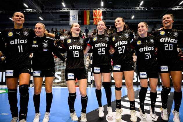 Gummersbach Handball Women European Championship Qualification, Germany North Macedonia from left Xenia Smits Germany , Jenny Behrend Germany , Nieke Kühne Kuehne Germany , Luisa Scherer Germany , Julia Maidhof Germany , Alexia Hauf Germany , Emily Vogel Germany Final cheer Final cheer Emotion Joy Gummersbach Schwalbe Arena Germany