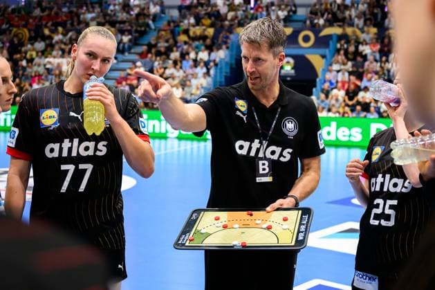 Gummersbach Handball Womens European Championship Qualification, Germany North Macedonia Coach Markus Gaugisch Germany with the tactics board Gummersbach Schwalbe Arena Germany