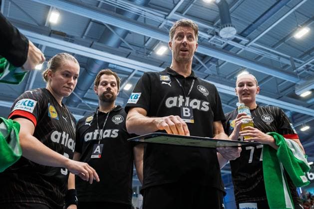 Gummersbach Handball Womens European Championship Qualification, Germany North Macedonia Coach Markus Gaugisch Germany in time-out Gummersbach Schwalbe Arena Germany