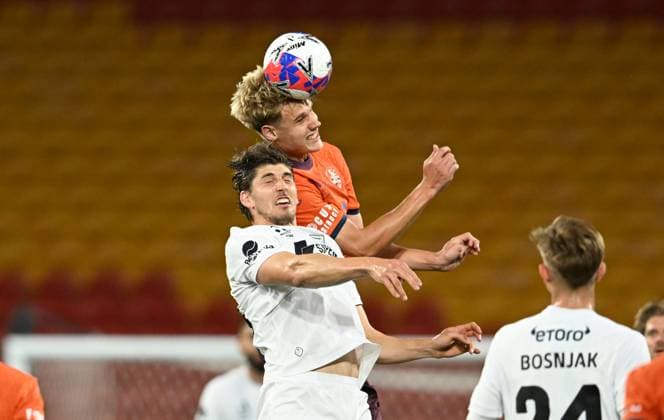ALEAGUE ROAR MACARTHUR, Harrison Sawyer (left) of the Bulls and Sam Klein (right) of the Roar compete for the ball during the A-League Men™s Round 1 match between the Brisbane Roar and Macarthur FC at Suncorp Stadium in Brisbane, Friday, October 17, 2025. ( NO ARCHIVING, EDITORIAL USE ONLY BRISBANE QUEENSLAND AUSTRALIA  Copyright: xDARRENxENGLANDx 20251017186904882600