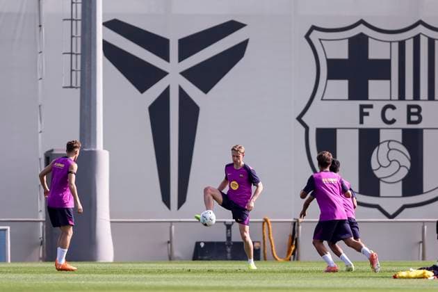 October 17, 2025, Sant Joan Despi, Barcelona, SPAIN: Frenkie de Jong during the training day of FC Barcelona, Barca ahead the Spanish League, La Liga EA Sports, football match against Girona FC at Ciudad Esportiva Joan Gamper on October 17, 2025 in Sant Joan Despi, Barcelona, Spain. Sant Joan Despi SPAIN - ZUMAa181 20251017_zaa_a181_011 Copyright: xJavierxBorregox