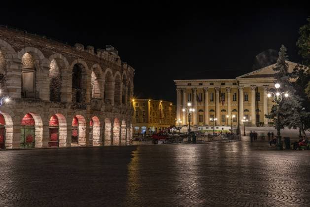 Wunderschön beleuchtete Arena von Verona bei Nacht, Italien, Europa Beautifully illuminated Arena of Verona at Night, Italy, Europe Copyright: imageBROKER imagoDens ibxiqx11798435.jpg Bitte beachten Sie die gesetzlichen Bestimmungen des deutschen Urheberrechtes hinsichtlich der Namensnennung des Fotografen im direkten Umfeld der Veröffentlichung Wunderschön beleuchtete Arena von Verona bei Nacht, Italien, Europa Beautifully illuminated Arena of Verona at Night, It imago images 0781775319