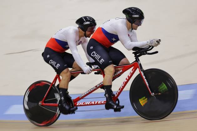 2025 UCI Para-Cycling Track World Championships Picture by Alex Whitehead SWpix.com - 17 10 2025 - Cycling - 2025 UCI Para-Cycling Track World Championships - Rio Olympic Velodrome, Rio de Janeiro, Brazil - MB 1 km Time Trial Qualifying - Matias Mansilla Cerda (Chile) piloted by Kutzack Tetzner Santelices (Chile) Copyright: x xSWpix.comx(t axPhotographyxHubxLtd)xAlexxWhitehead SWpix.comx SWP-3030-9714