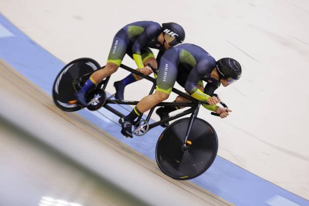 2025 UCI Para-Cycling Track World Championships Picture by Alex Whitehead SWpix.com - 17 10 2025 - Cycling - 2025 UCI Para-Cycling Track World Championships - Rio Olympic Velodrome, Rio de Janeiro, Brazil - MB 1 km Time Trial Qualifying - Ahmad Ahlami Mohamad (Malaysia) piloted by Ahmad Safwan Ahmad Nazeri (Malaysia) Copyright: x xSWpix.comx(t axPhotographyxHubxLtd)xAlexxWhitehead SWpix.comx SWP-3030-9716