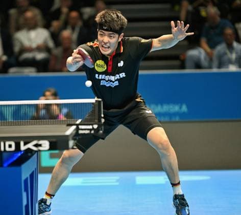 Dang Qiu (Düsseldorf) im Viertelfinale der Team-Europameisterschaften im Tischtennis in Zadar, Kroatien Dang Qiu, Deutschland, Borussia Düsseldorf, Europameister 2022, bringt Deutschland am 17. Oktober 2025 im Viertelfinale der Team-Europameisterschaften im Tischtennis in der Kresimir-Cosic-Halle in Zadar (Kroatien) gegen Gastgeber Kroatien mit 2:1 in Führung. Zadar Kresimir-Cosic-Halle Kroatien *** Dang Qiu Düsseldorf in the quarterfinals of the European Team Table Tennis Championships in Zadar, Croatia Dang Qiu, Germany, Borussia Düsseldorf, European Champion 2022, gives Germany a 2-1 lead against host Croatia in the quarterfinals of the European Team Table Tennis Championships at the Kresimir Cosic Hall in Zadar Croatia on October 17, 2025 Zadar Kresimir Cosic Hall Croatia