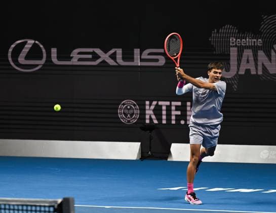 (251017) -- ALMATY, Oct. 17, 2025 -- Flavio Cobolli of Italy hits a return during the men s singles quarterfinal match against James Duckworth of Australia at the ATP250 Almaty Tennis Open in Almaty, Kazakhstan, on Oct. 17, 2025. ) (SP)KAZAKHSTAN-ALMATY-TENNIS-ALMATY OPEN-QUARTERFINAL LixRenzi 