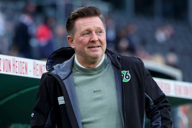 Trainer Christian Titz (Hannover 96) schaut, 2. Bundesliga, Hannover 96 v FC Schalke 04, Heinz von Heiden Arena am 17. October 2025 in Hannover, Deutschland. (Foto von Marco Steinbrenner DeFodi Images) Trainer Christian Titz (Hannover 96) looks on, 2. Bundesliga, Hannover 96 v FC Schalke 04, Heinz von Heiden Arena, October 17, 2025 in Hanover, Germany. (Photo by Marco Steinbrenner DeFodi Images) Coach Christian Titz Hannover 96 looks on, 2 Bundesliga, Hannover 96 v FC Schalke 04, Heinz von Heiden Arena on October 17, 2025 in Hanover, Germany Photo by Marco Steinbrenner DeFodi Images Coach Christian Titz Hannover 96 looks on, 2 Bundesliga, Hannover 96 v FC Schalke 04, Heinz von Heiden Arena, October 17, 2025 in Hanover, Germany Photo by Marco Steinbrenner DeFodi Images