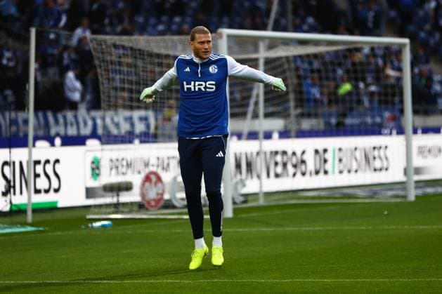 17 10 2025, xmohx, Fußball 2 Bundesliga, Hannover 96 FC Schalke 04 v l Warmup warm up Warm up before the match Loris Karius FC Schalke 04 DFL DFB REGULATIONS PROHIBIT ANY USE OF PHOTOGRAPHS as IMAGE SEQUENCES and or QUASI VIDEO Hannover